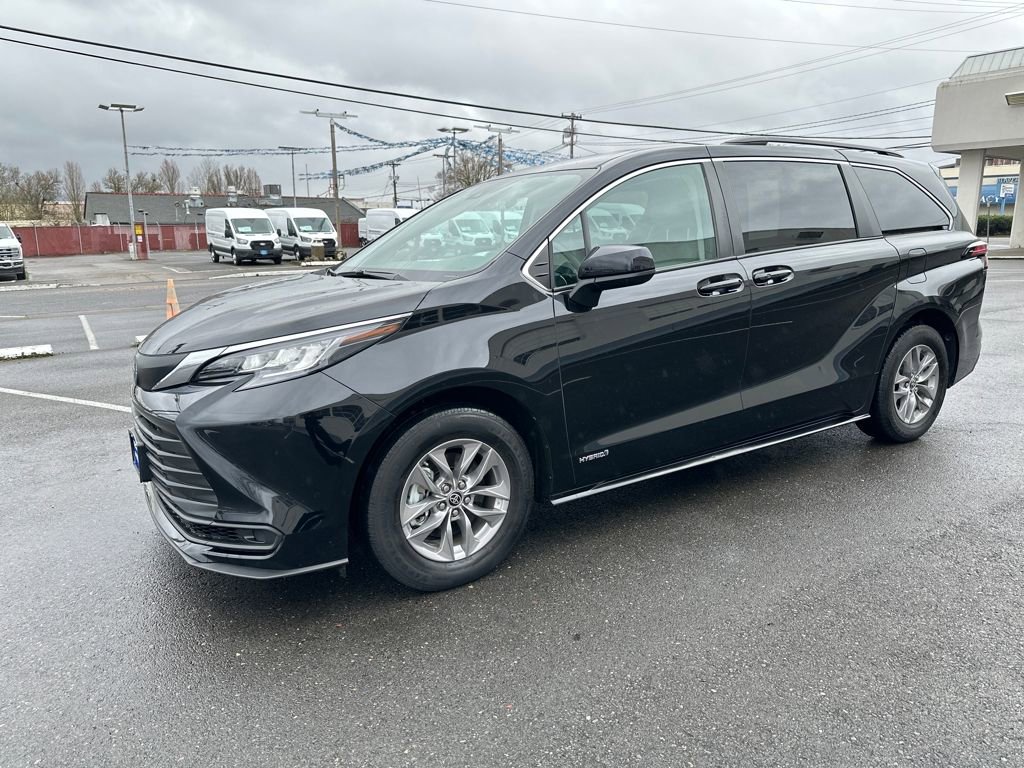 Used 2021 Toyota Sienna LE image 2