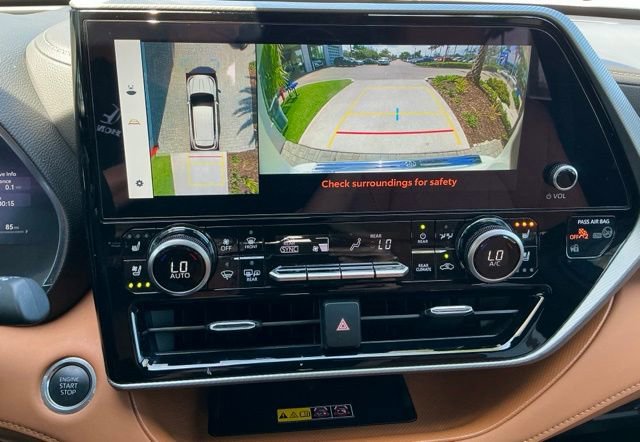 Used 2025 Toyota Highlander Platinum image 35