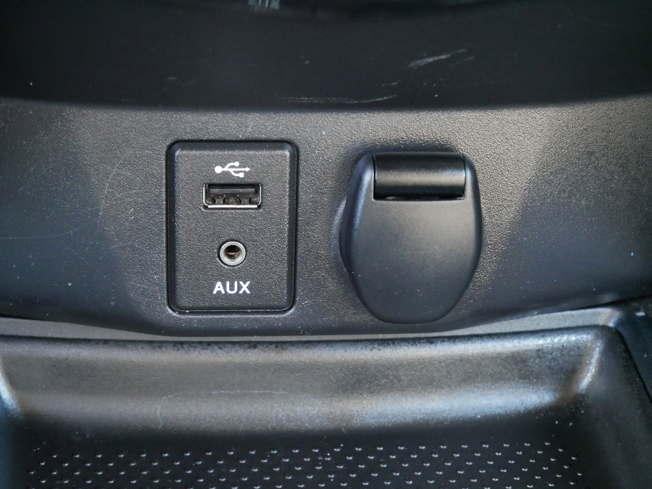 Used 2015 Nissan Rogue SV image 30