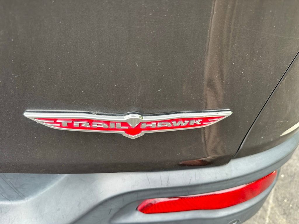 Used 2017 Jeep Cherokee Trailhawk AWD/4WD image 4
