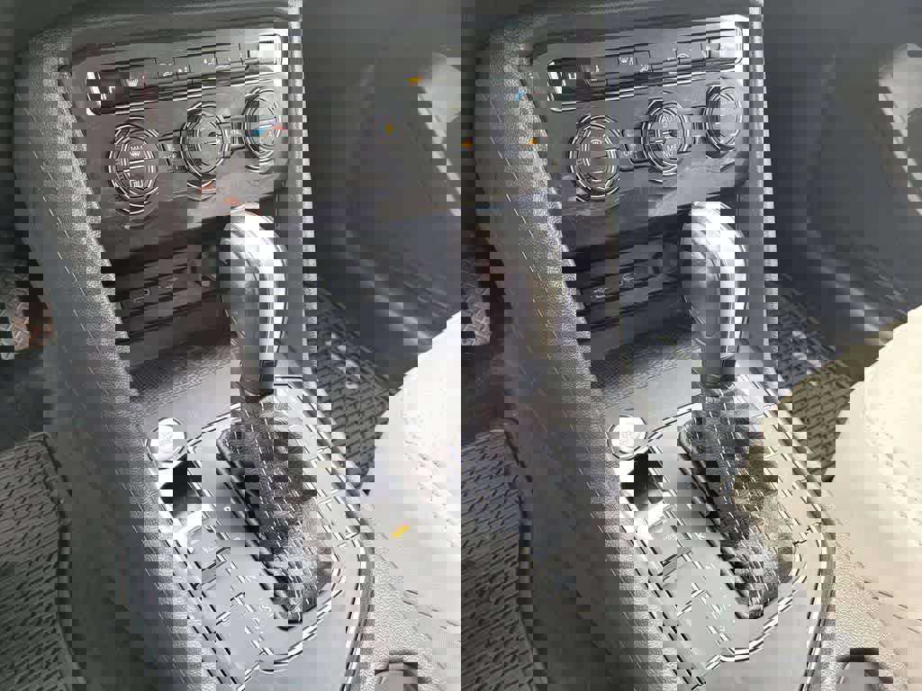 Used 2021 Volkswagen Tiguan SE w/ Panoramic Sunroof Package image 19