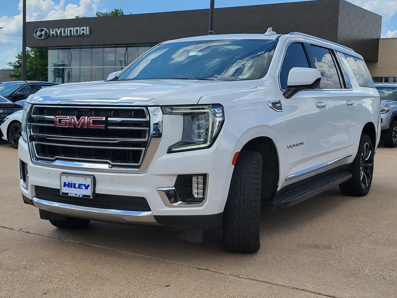 Used 2023 GMC Yukon XL SLT AWD/4WD image 2
