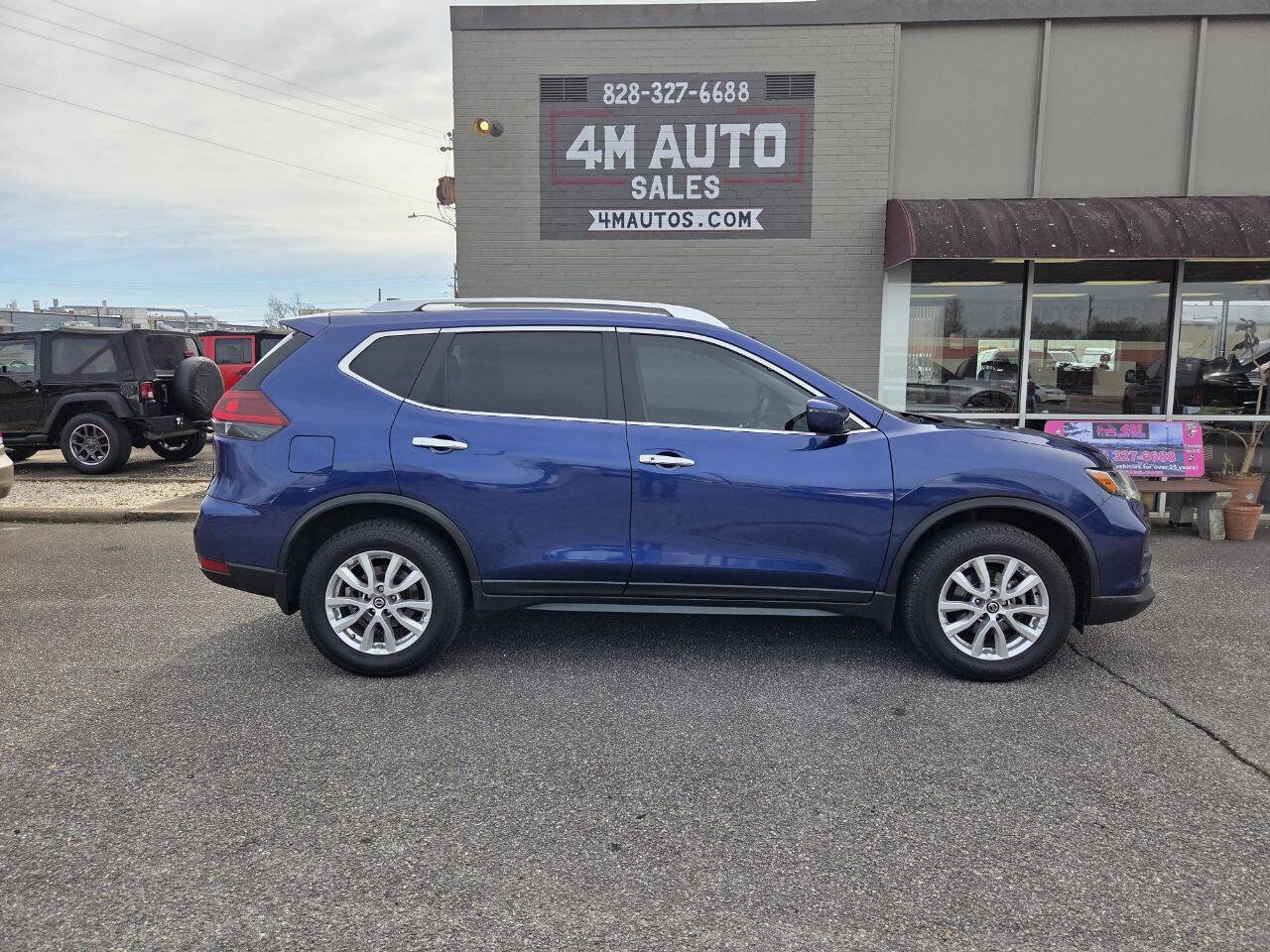 Used 2019 Nissan Rogue SV image 2