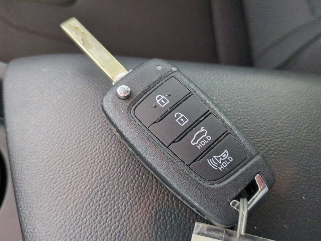 Used 2025 Hyundai Elantra SE FWD image 35