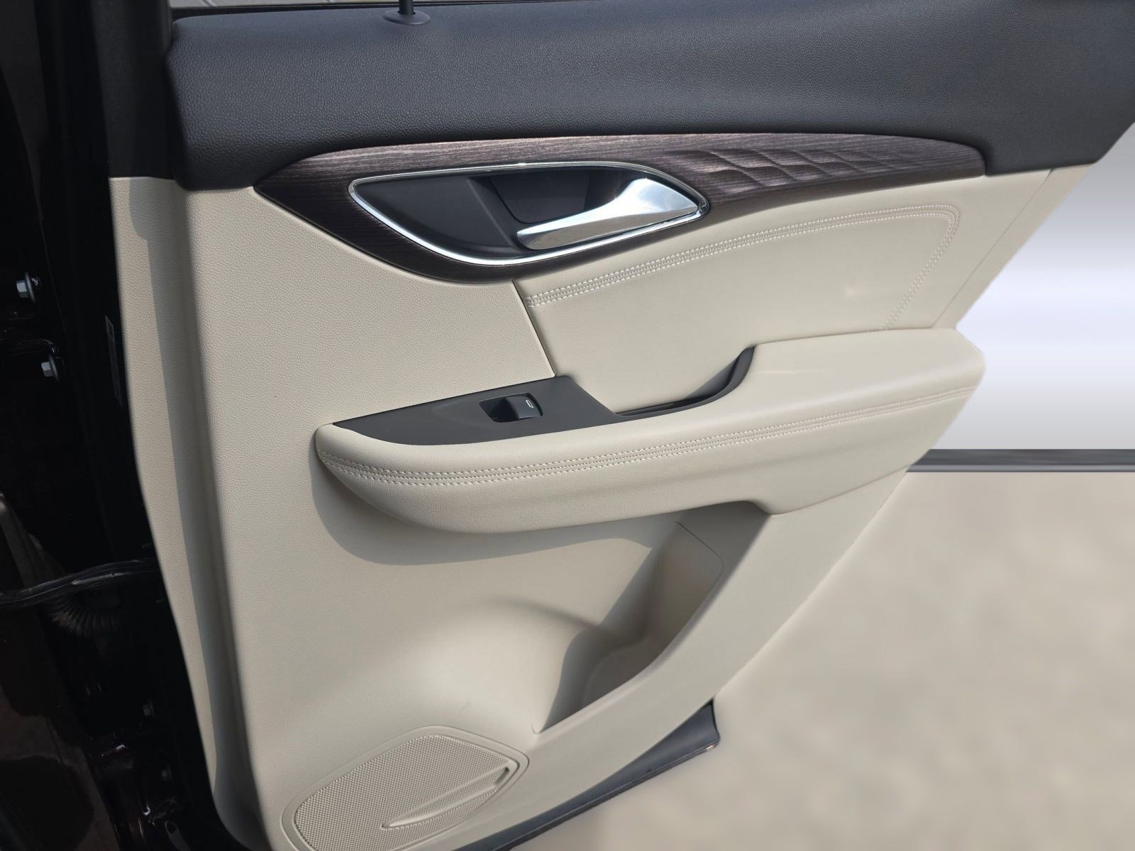 Used 2022 Buick Envision Avenir w/ Technology Package II image 28