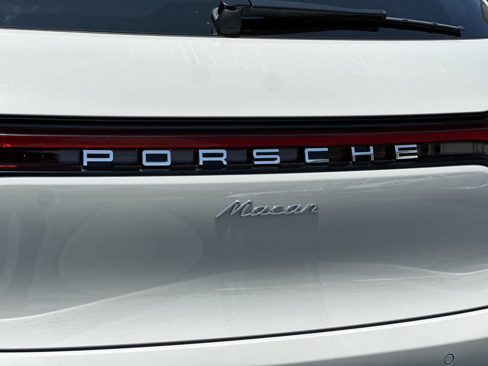 Certified 2025 Porsche Macan AWD/4WD image 31