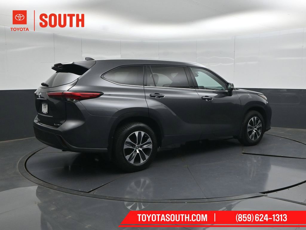 Used 2022 Toyota Highlander XLE AWD/4WD image 2