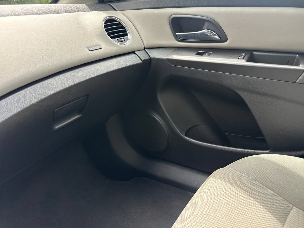 Used 2015 Chevrolet Cruze LT w/ Technology Package FWD image 17