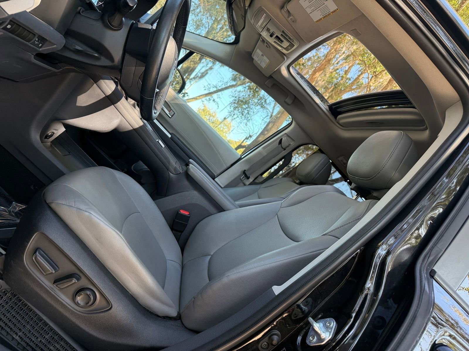 Used 2023 Toyota Sienna XLE image 27