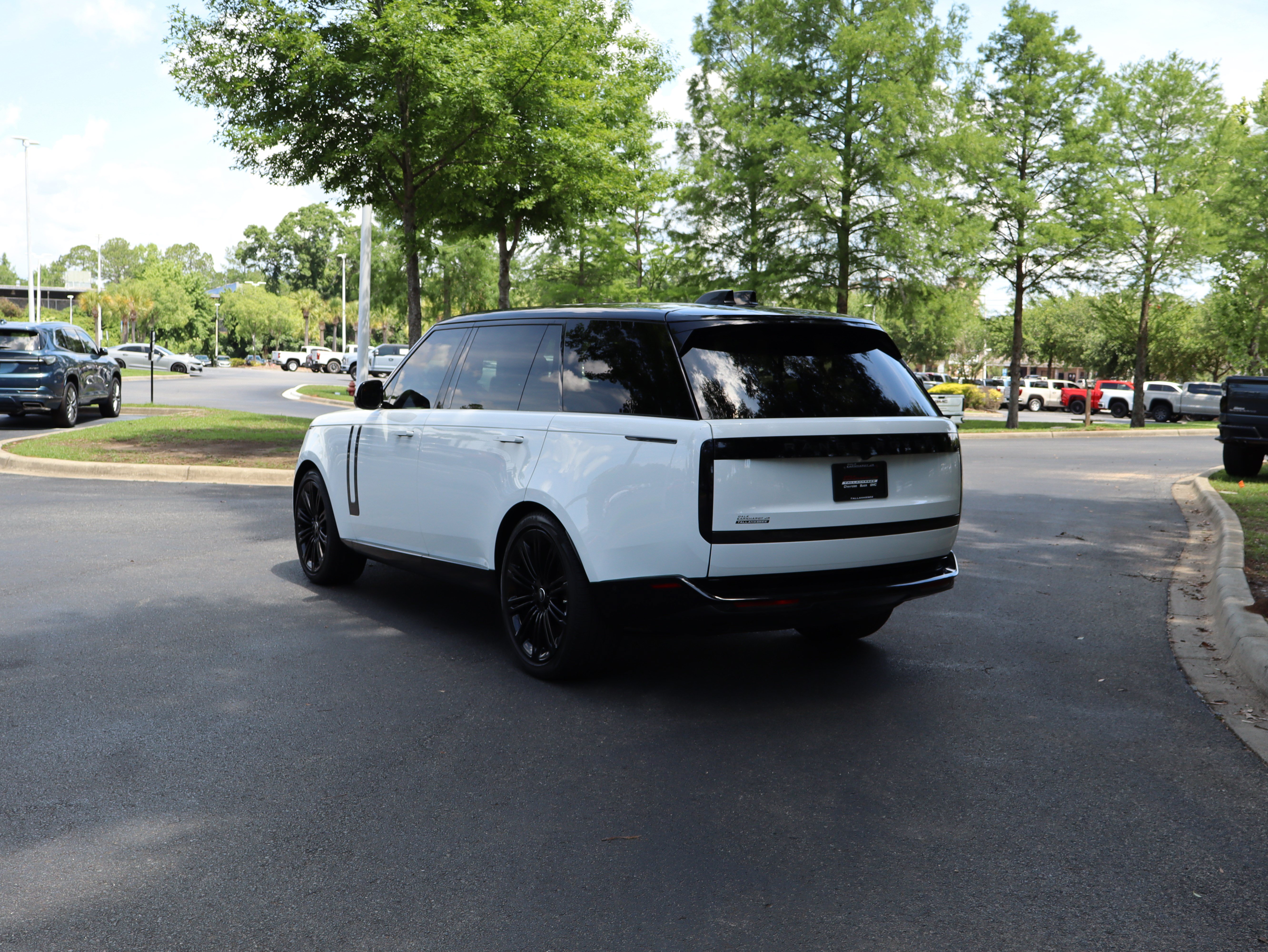 Used 2024 Land Rover Range Rover Long Wheelbase SE AWD/4WD image 7