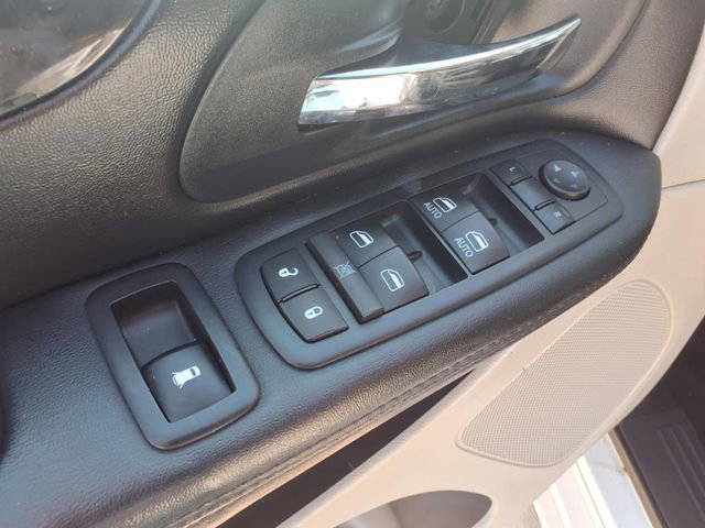 Used 2016 Dodge Grand Caravan SXT w/ Rear Park Assist Package image 16