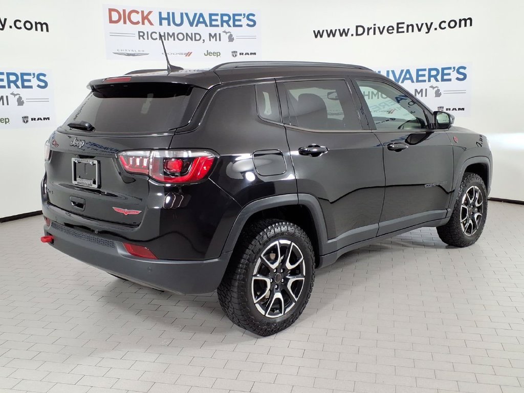 Used 2025 Jeep Compass Trailhawk w/ Sun & Sound Group AWD/4WD image 4