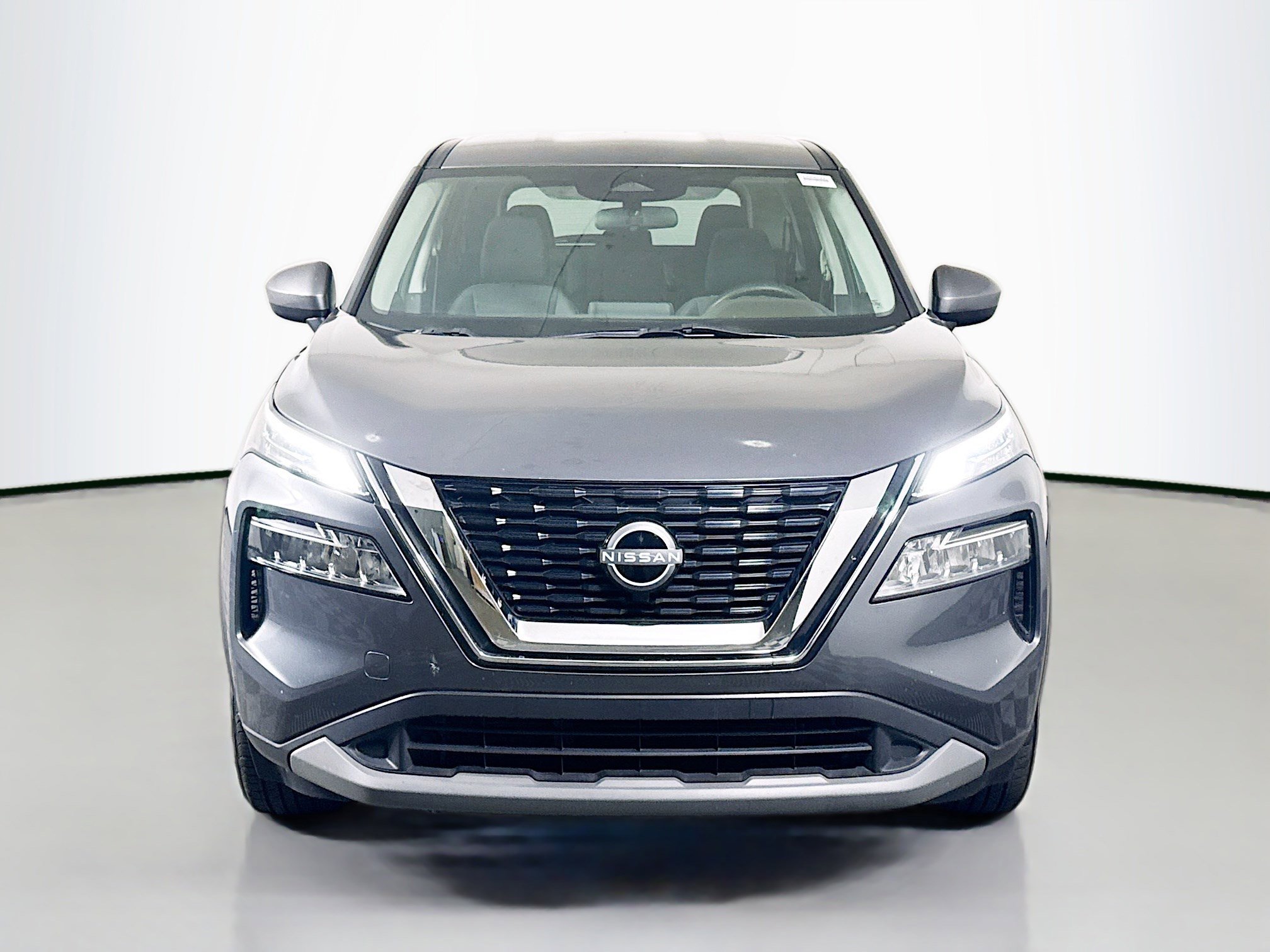 Used 2023 Nissan Rogue SV image 2