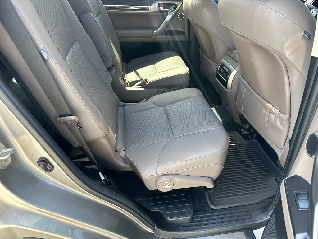 Used 2023 Lexus GX 460 Premium w/ Accessory Package AWD/4WD image 15