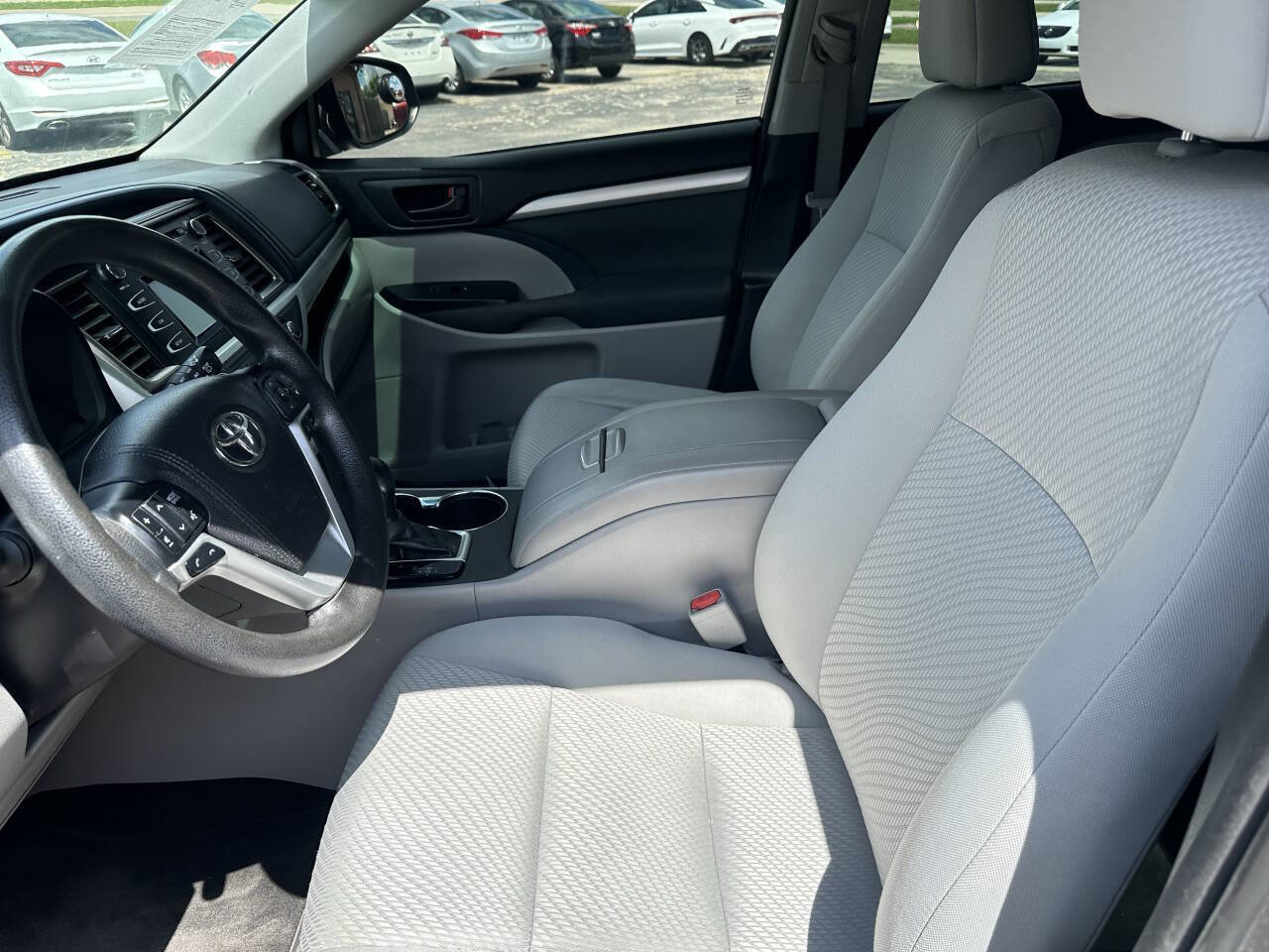 Used 2017 Toyota Highlander LE w/ Carpet Mat Package FWD image 11
