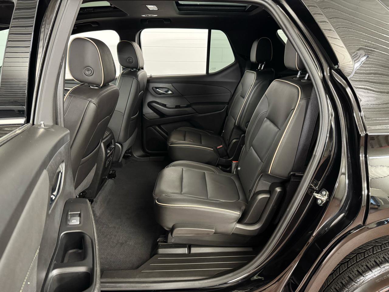 Used 2023 Chevrolet Traverse Premier w/ LPO, Floor Liner Package AWD/4WD image 33