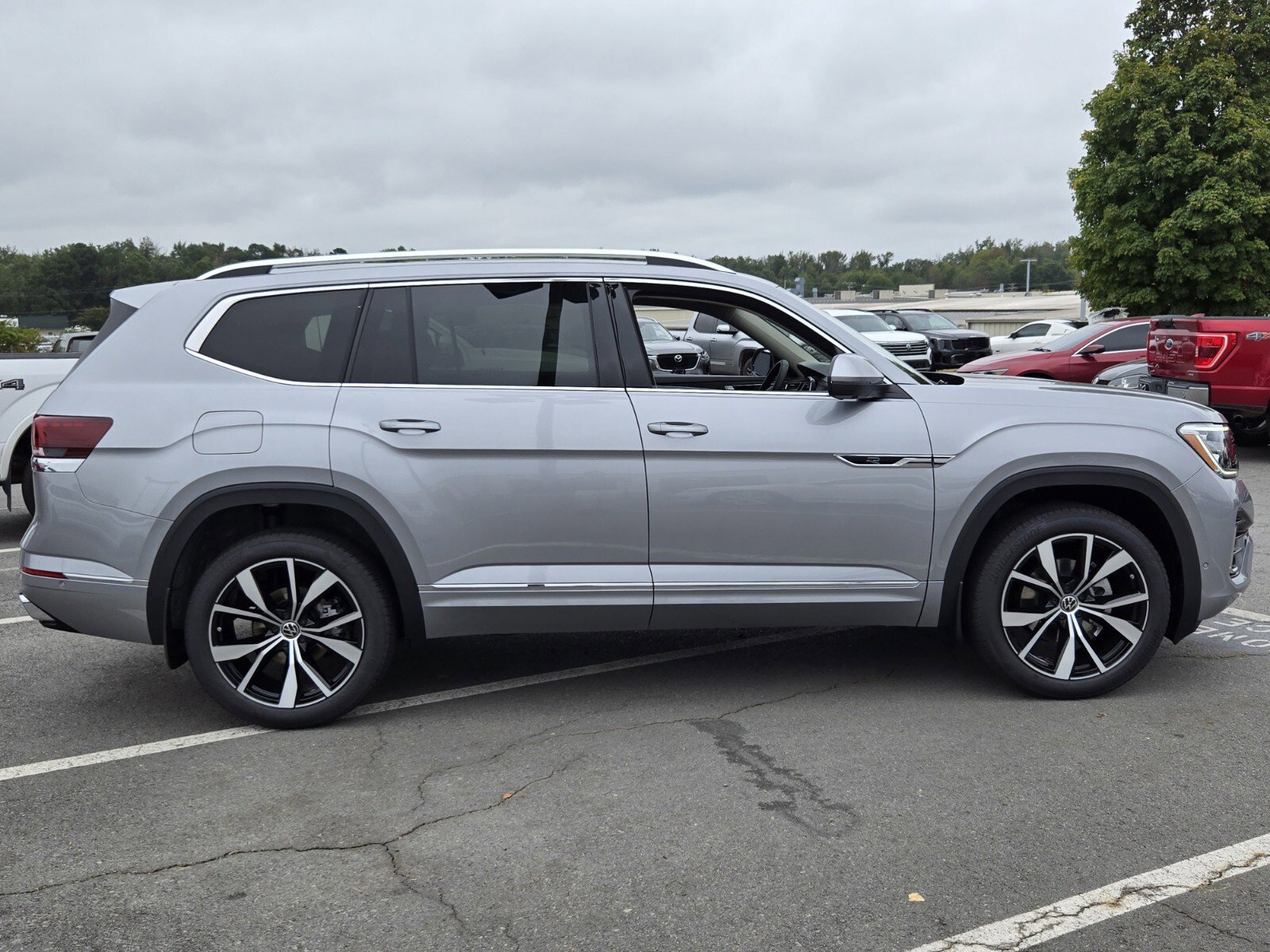New 2026 Volkswagen Atlas SEL Premium R-Line image 2