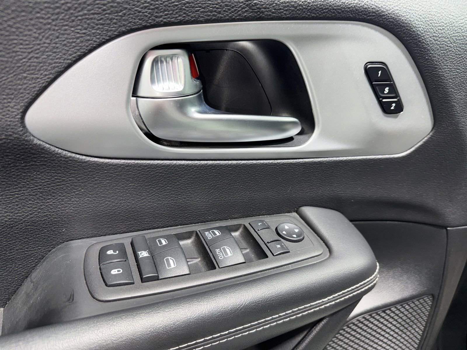 Used 2024 Chrysler Pacifica Select image 25