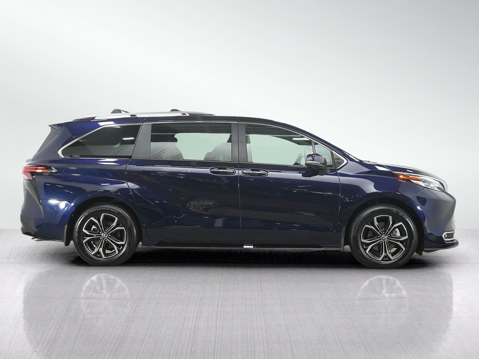 Used 2026 Toyota Sienna Platinum AWD/4WD image 6