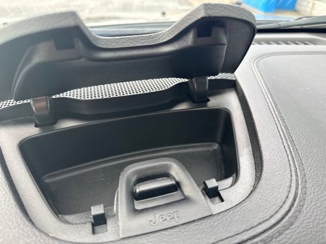 Used 2019 Jeep Cherokee Latitude Plus w/ Cold Weather Group AWD/4WD image 21