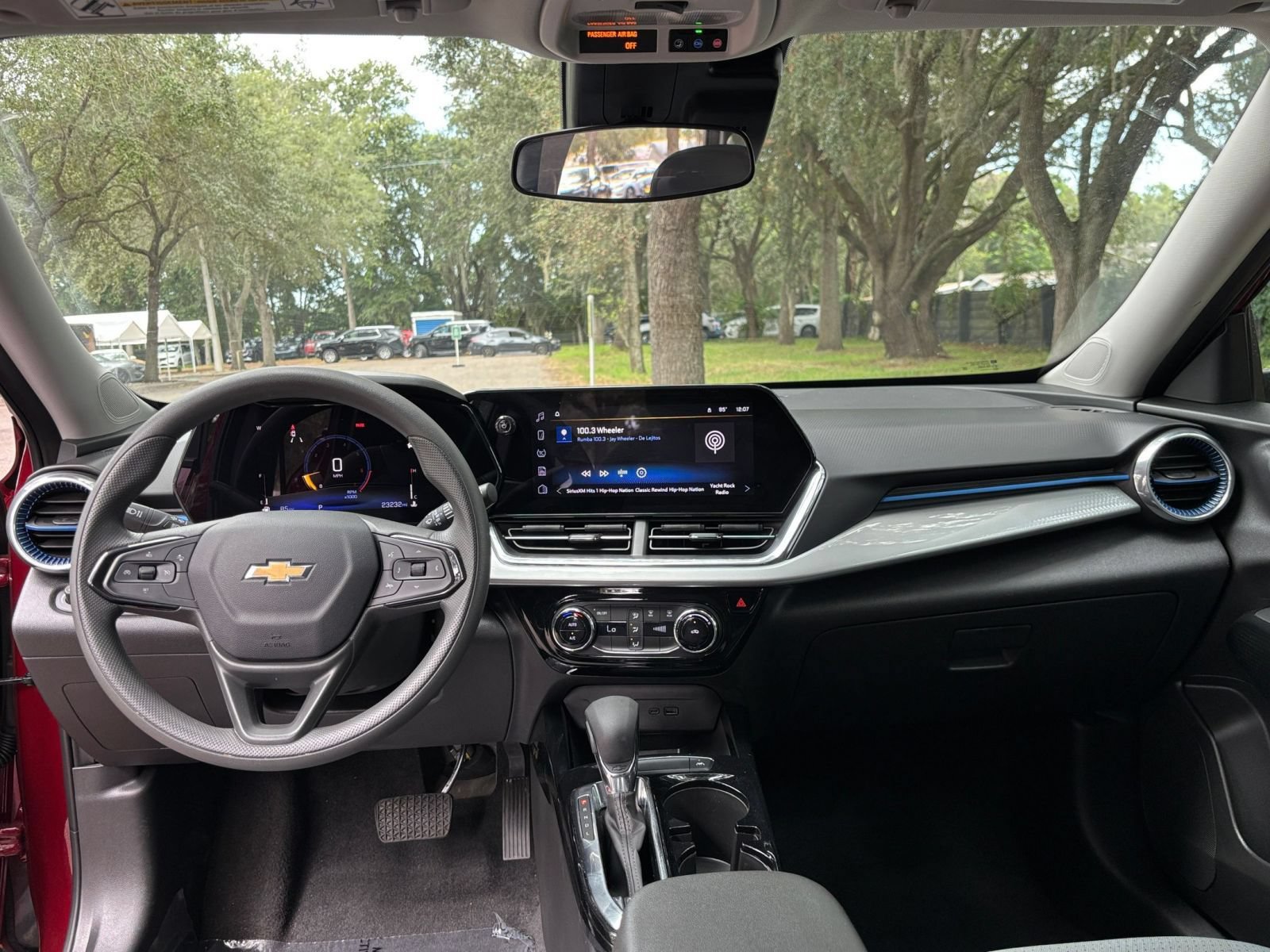 Used 2025 Chevrolet Trax LT FWD image 31