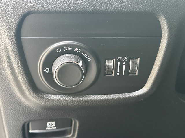 Used 2023 Jeep Grand Cherokee Altitude AWD/4WD image 27