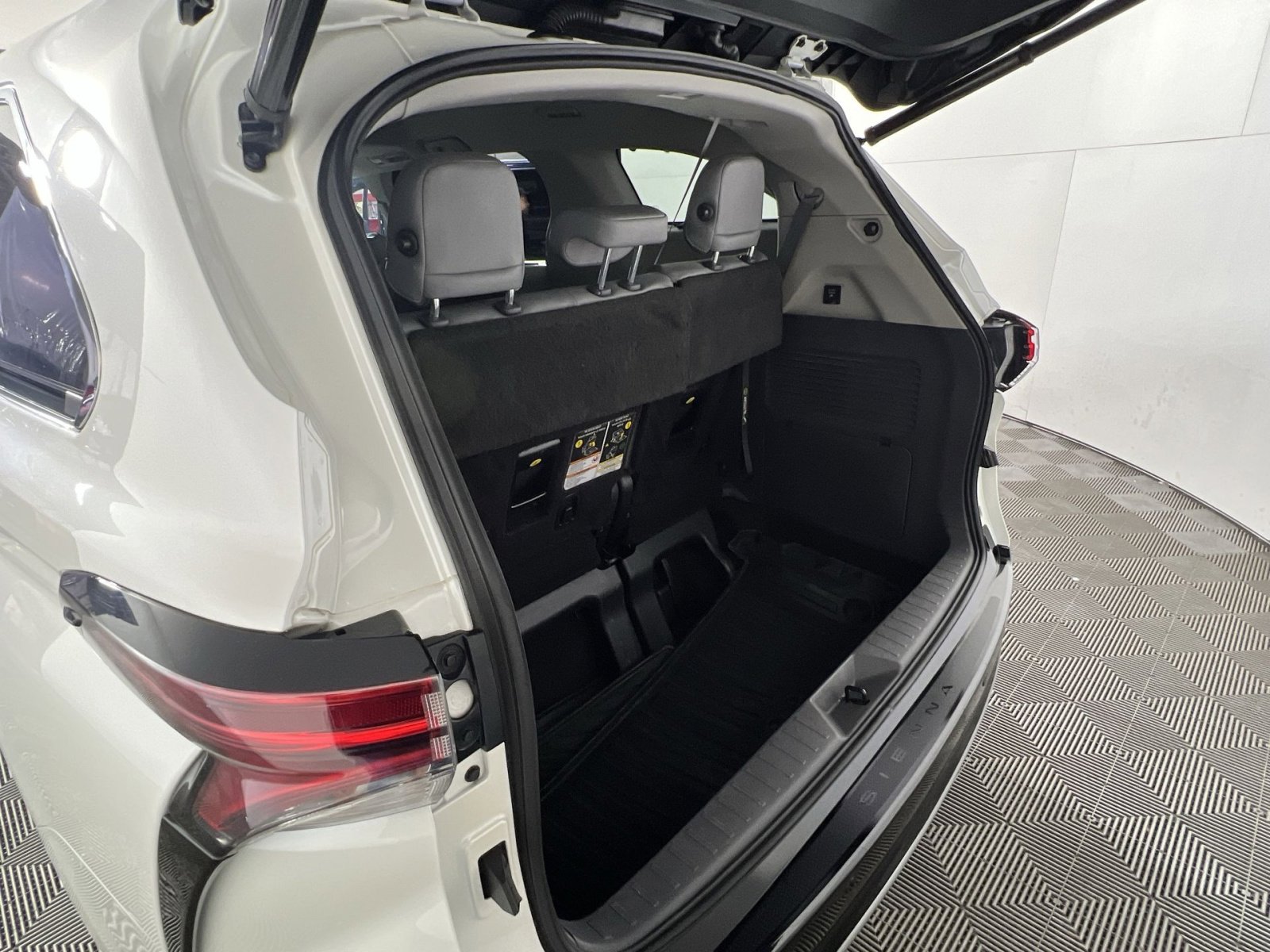Used 2021 Toyota Sienna Limited FWD image 28