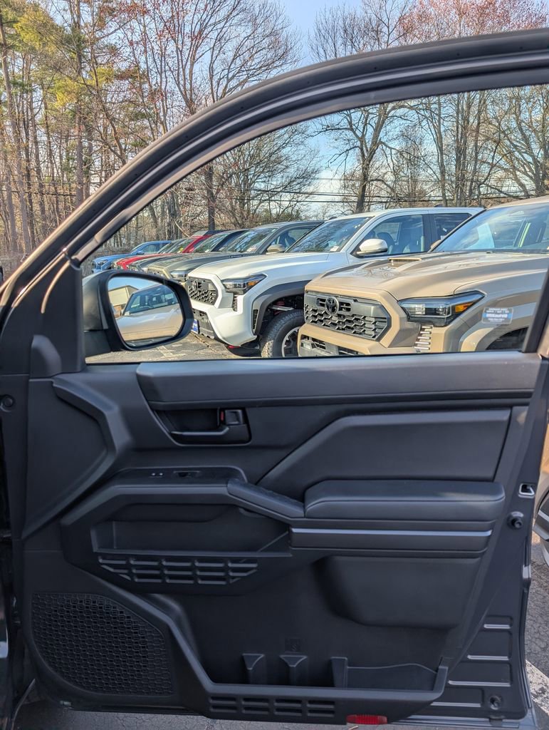 Certified 2024 Toyota Tacoma SR5 AWD/4WD image 18