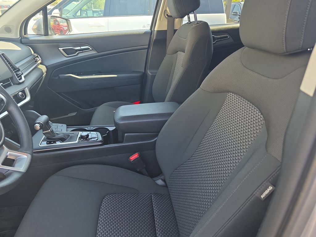 Used 2025 Kia Sportage LX FWD image 9