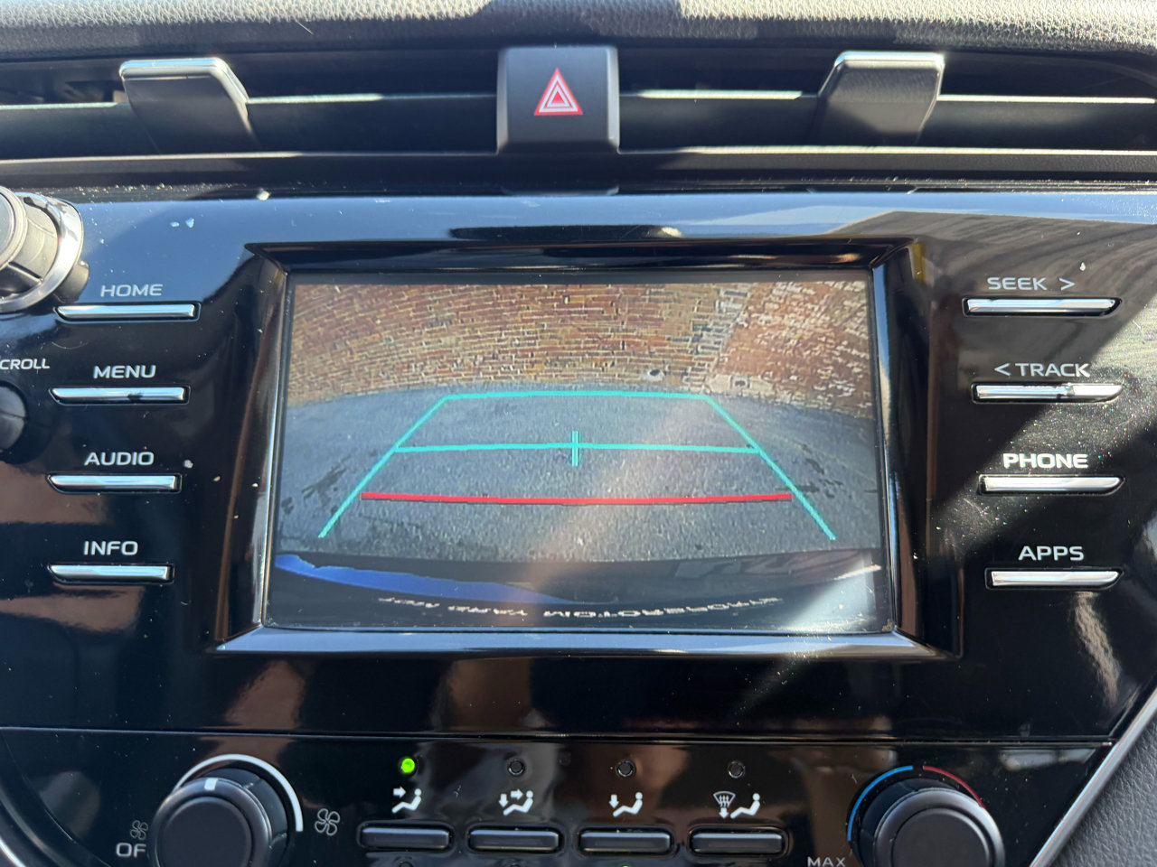 Used 2018 Toyota Camry LE image 11