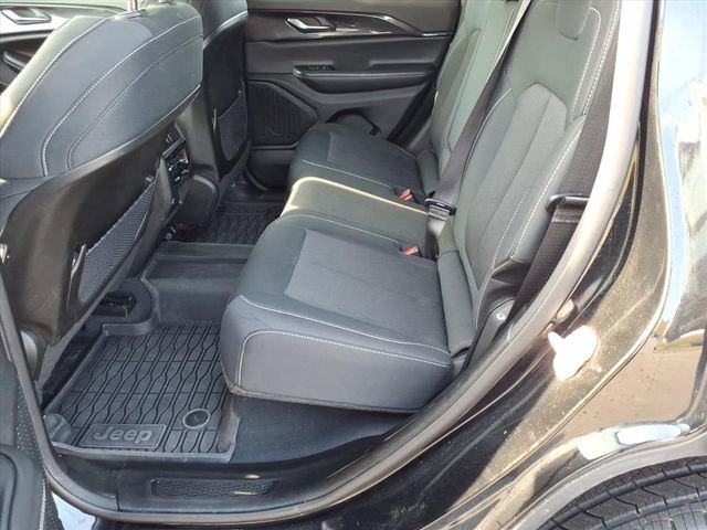 Used 2023 Jeep Grand Cherokee Laredo image 13