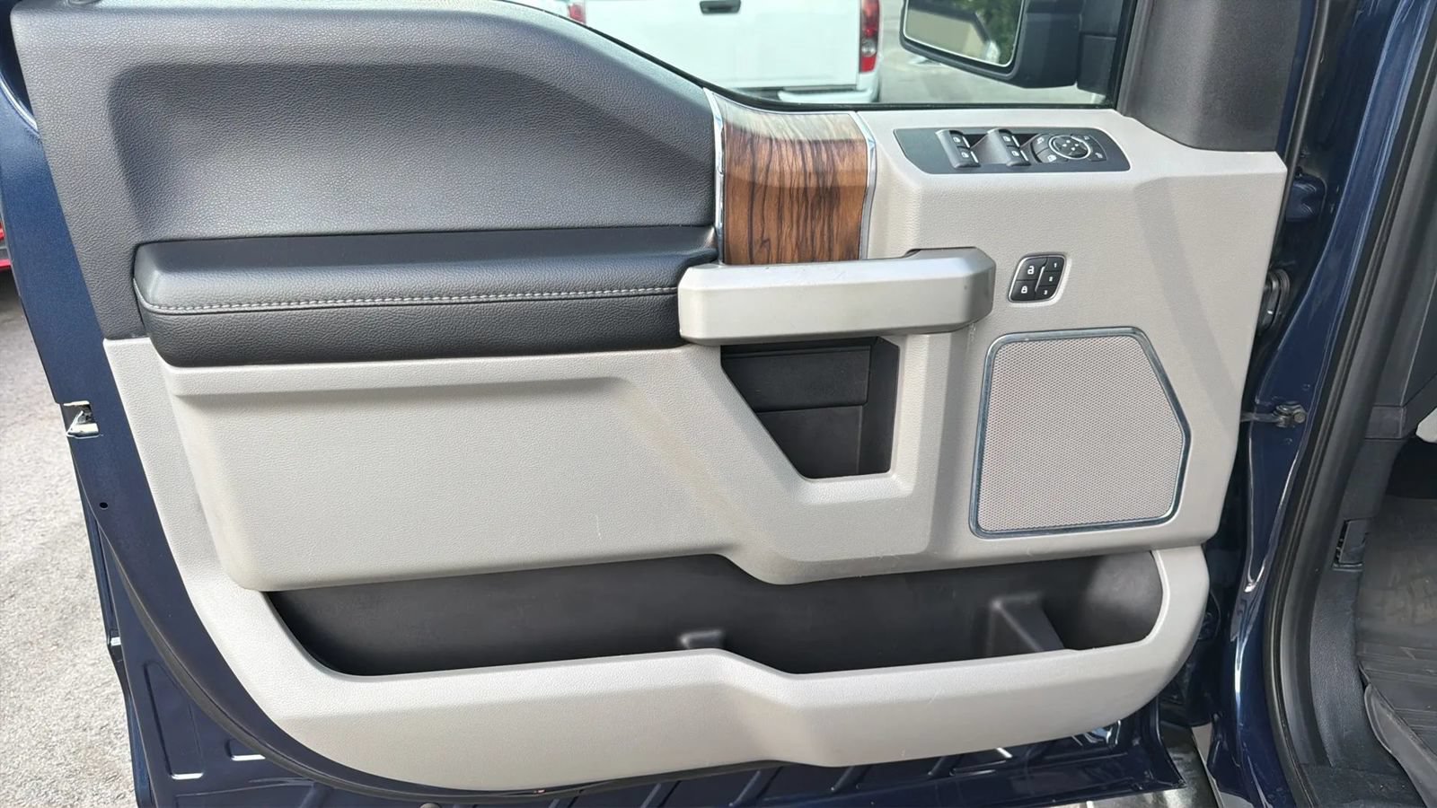 Used 2018 Ford F150 Lariat w/ Equipment Group 502A Luxury AWD/4WD image 13