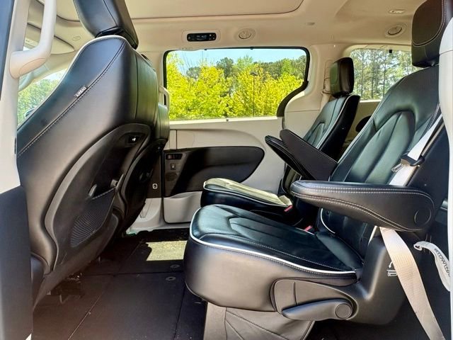 Used 2023 Chrysler Pacifica Limited FWD image 28