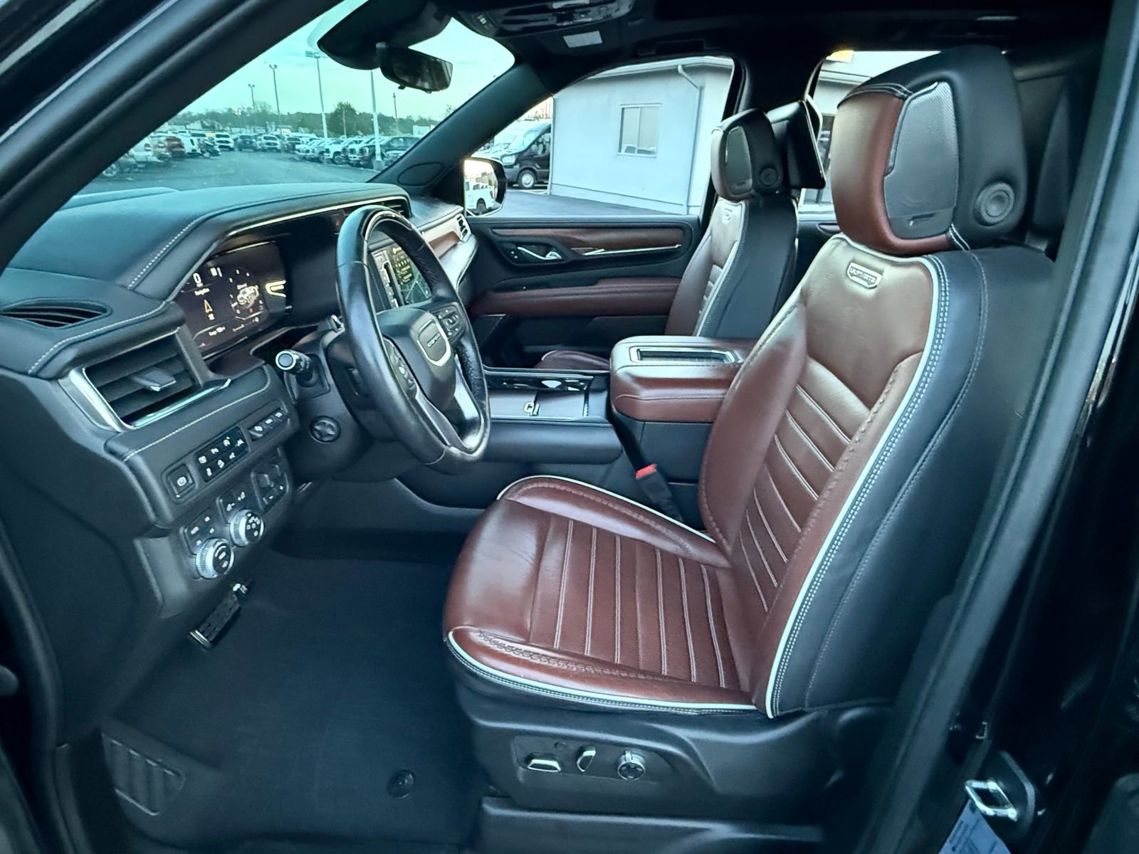 Used 2023 GMC Yukon Denali Ultimate AWD/4WD image 13