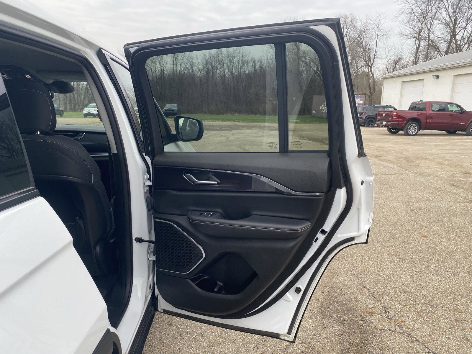 Used 2022 Jeep Grand Cherokee Laredo w/ Luxury Tech Group I image 30