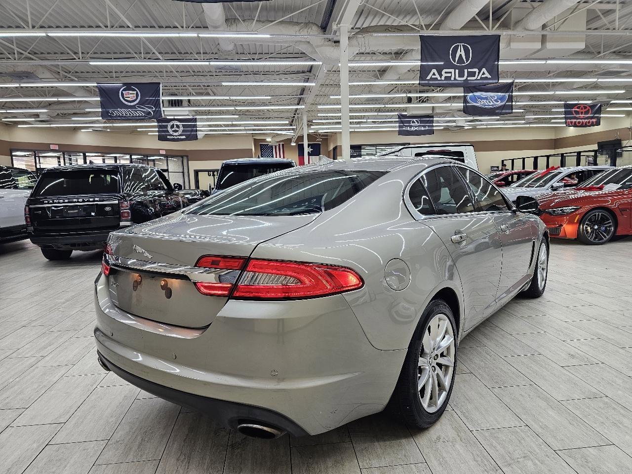 Used 2013 Jaguar XF image 6