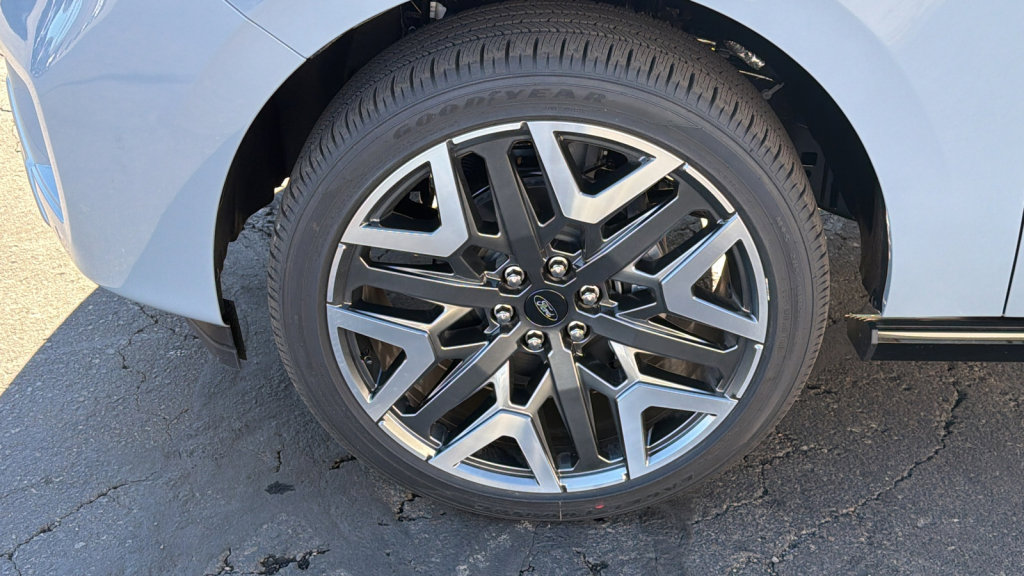 New 2025 Ford Expedition Platinum w/ Platinum Ultimate Package AWD/4WD image 9
