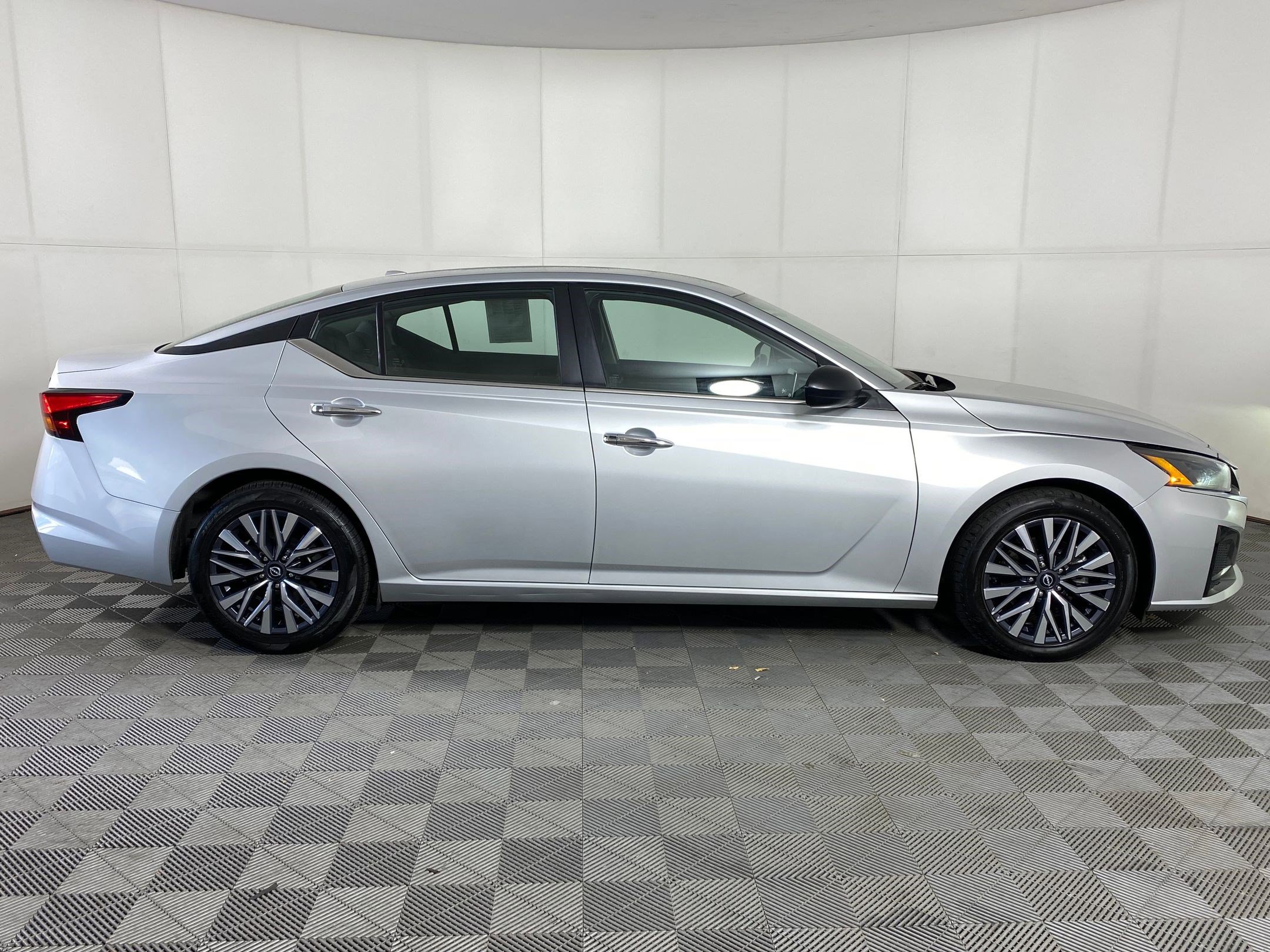 Used 2024 Nissan Altima 2.5 SV image 7