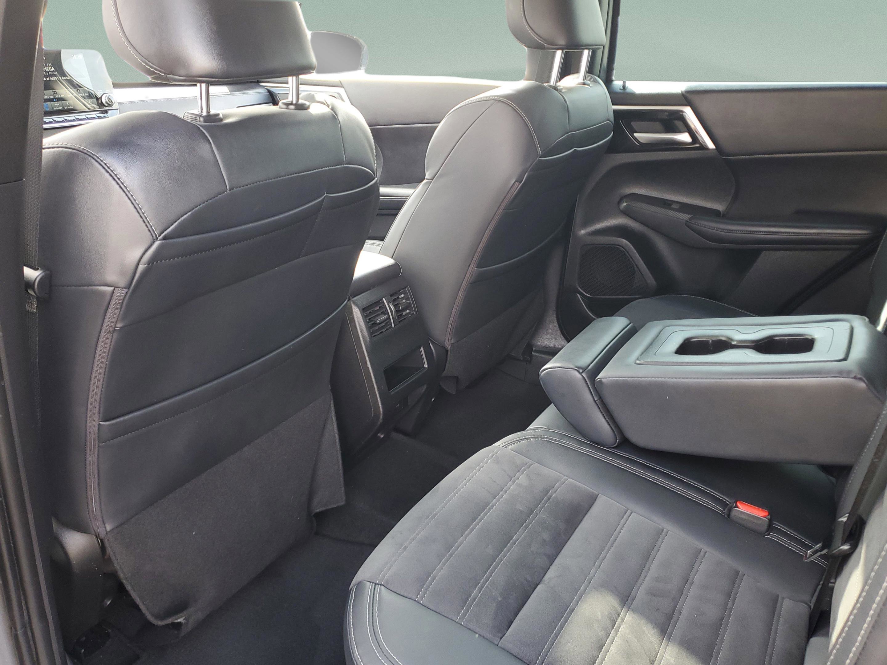 Used 2023 Mitsubishi Outlander SE Black Edition image 7