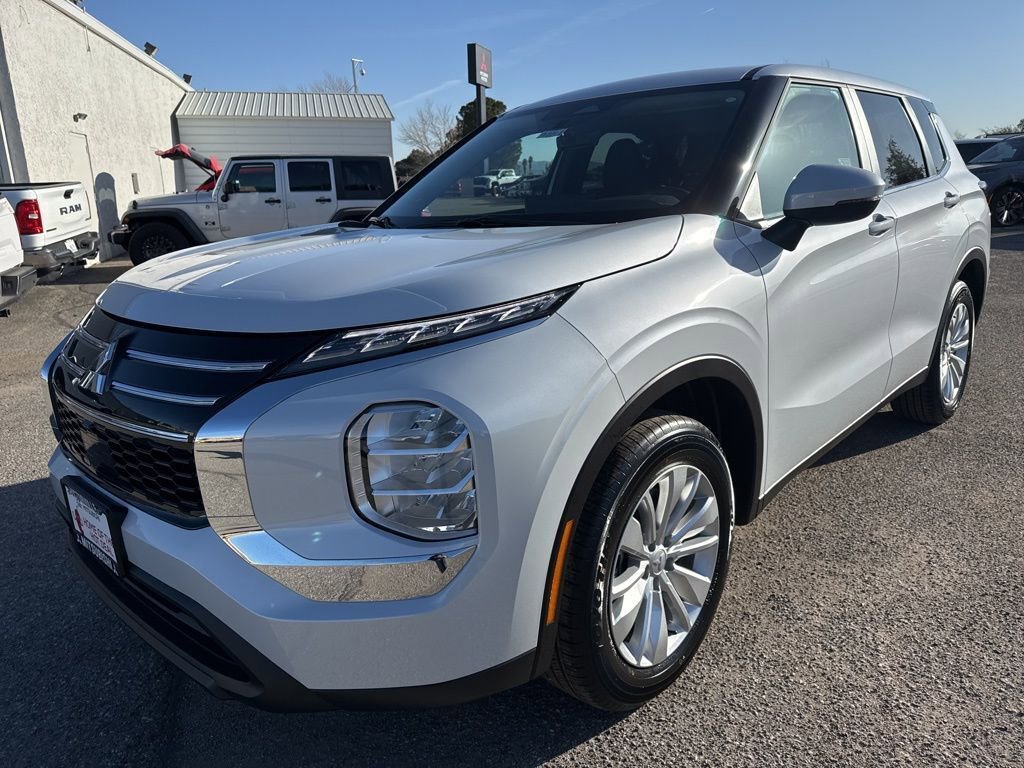 New 2026 Mitsubishi Outlander ES image 3