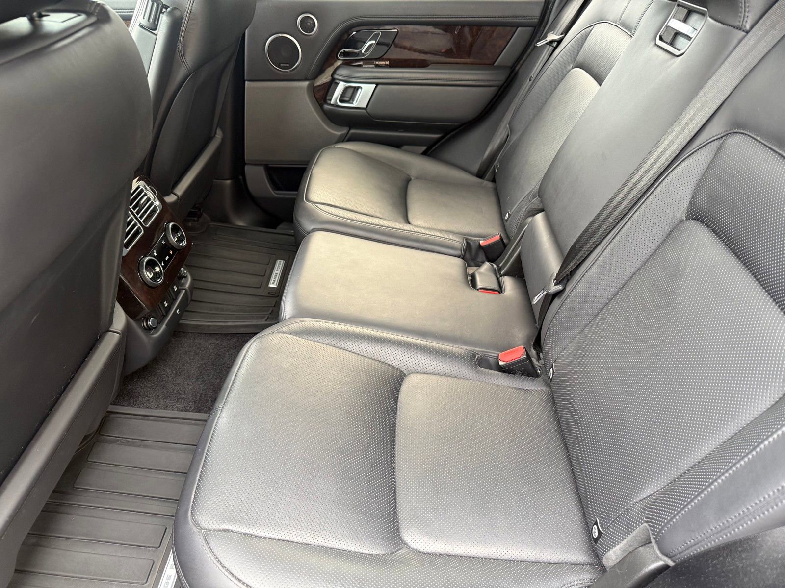 Used 2020 Land Rover Range Rover HSE image 17