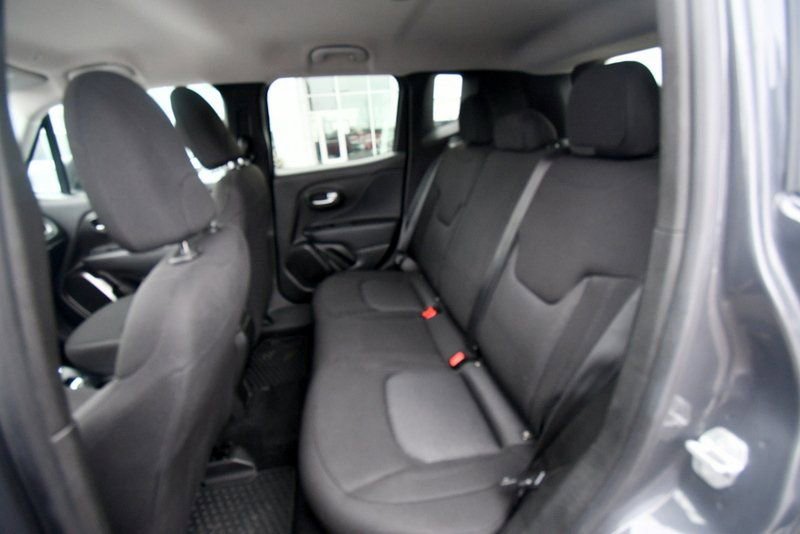 Used 2023 Jeep Renegade Latitude AWD/4WD image 15