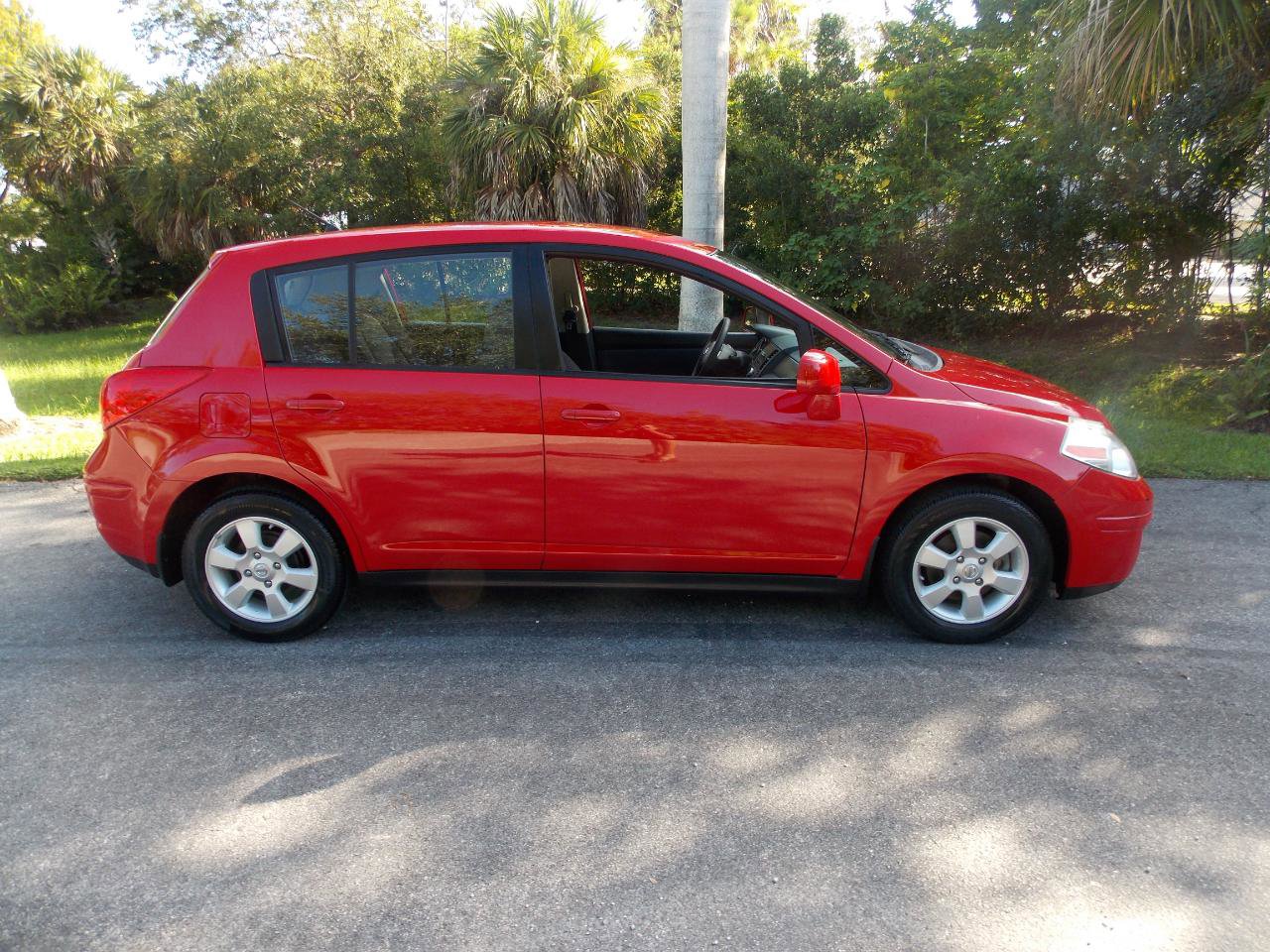 Used 2007 Nissan Versa Hatchback FWD image 9