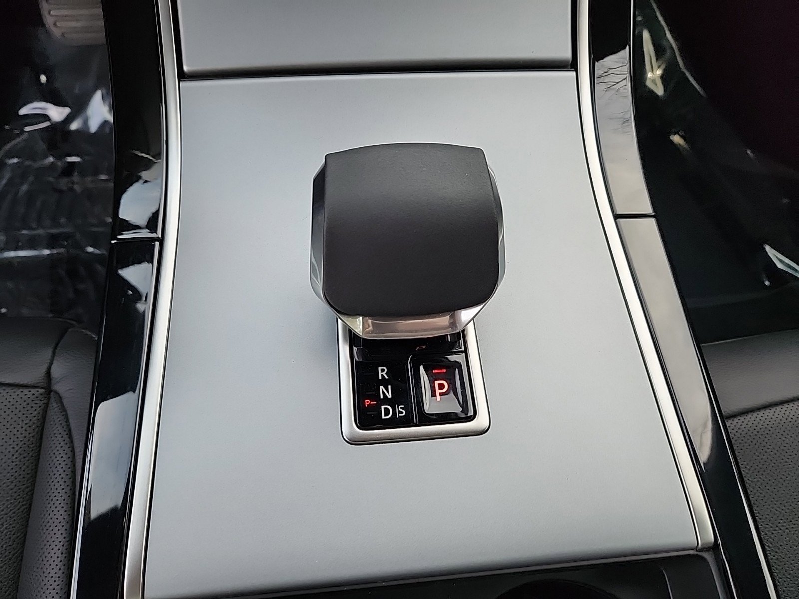 Used 2025 Land Rover Range Rover Evoque S image 16