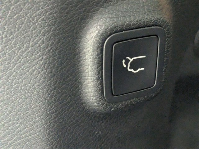 Used 2019 Jeep Cherokee Limited w/ Technology Group image 30