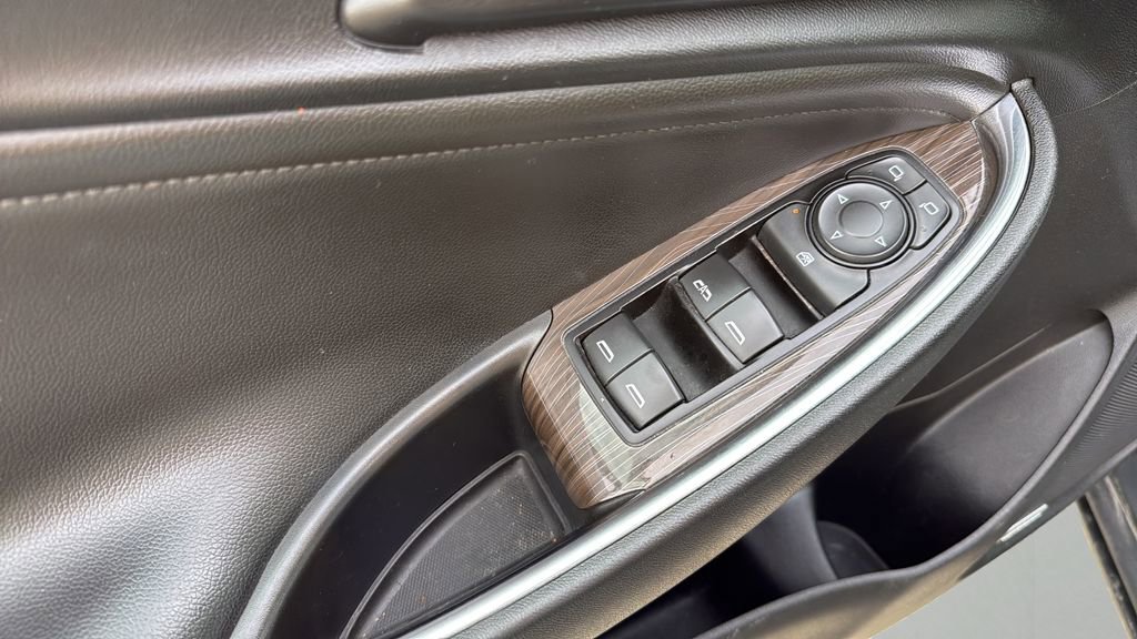 Used 2016 Chevrolet Malibu Premier w/ Driver Confidence Package II FWD image 23