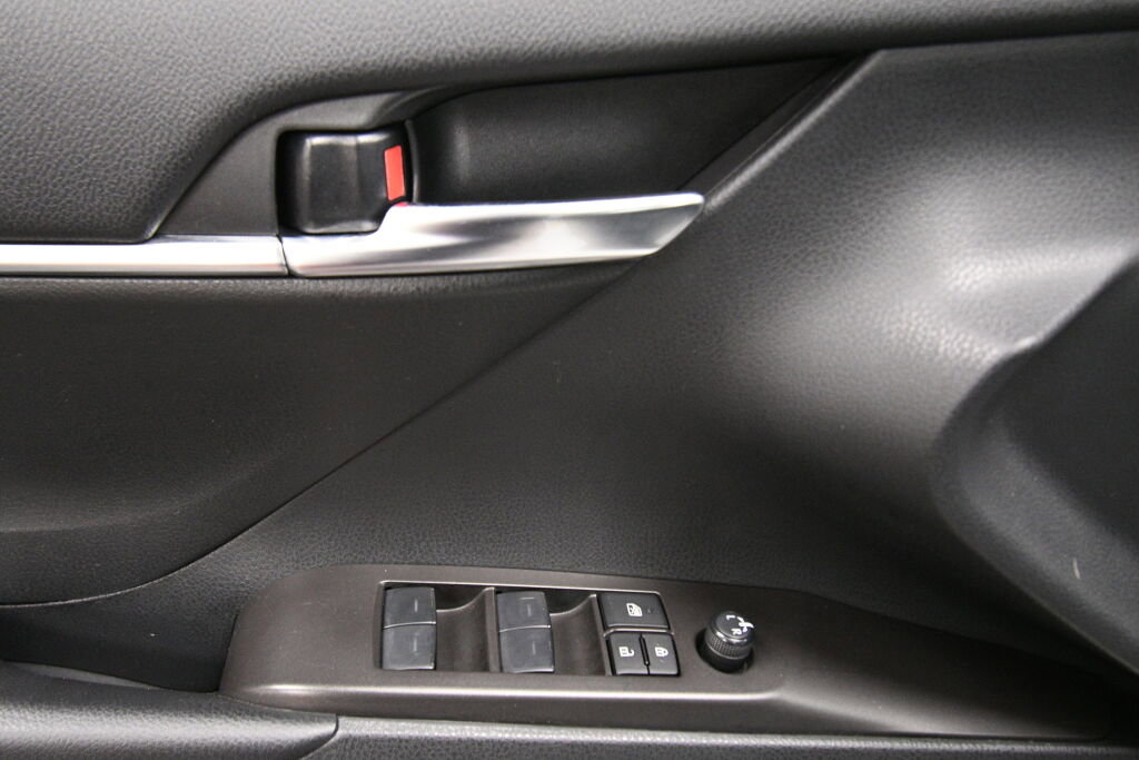 Used 2024 Toyota Camry SE image 11