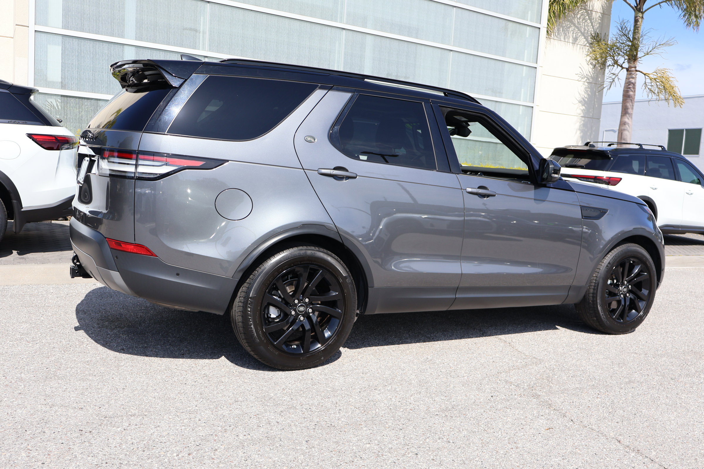 Used 2019 Land Rover Discovery SE AWD/4WD image 9