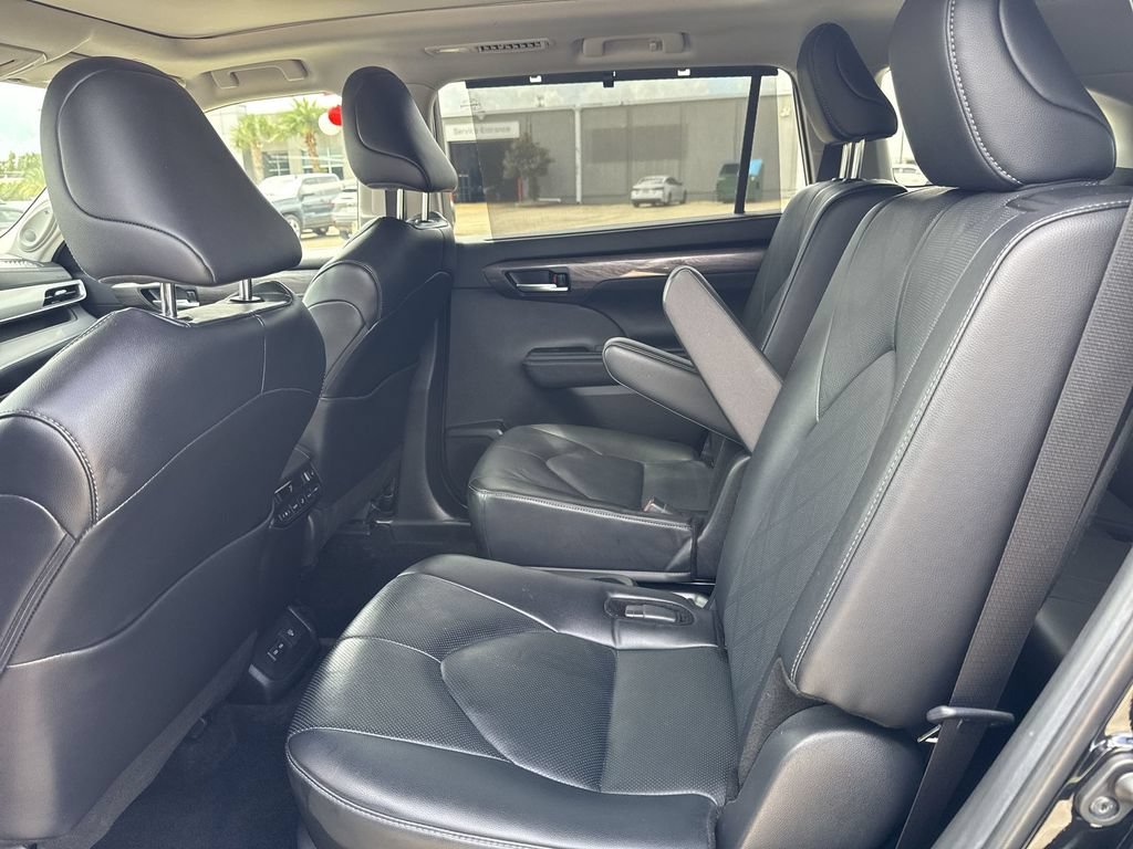 Used 2024 Toyota Highlander Platinum FWD image 29