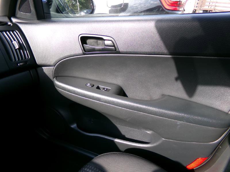 Used 2012 Hyundai Elantra GLS image 16